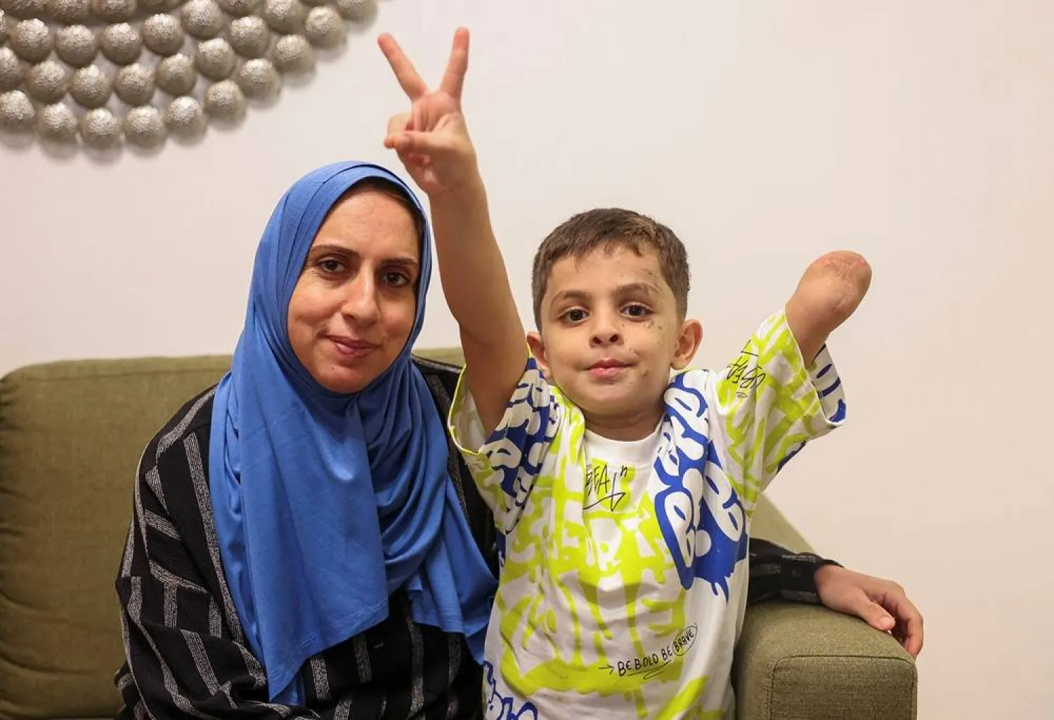  Omar Abu Kuwaik, six-year-old Gazan child who lost an arm, gestures and poses next to his aunt and caretaker, Maha Abu Kuwaik in the apartment where they reside during his medical treatment in Beirut, Lebanon September 4, 2025. (Reuters)