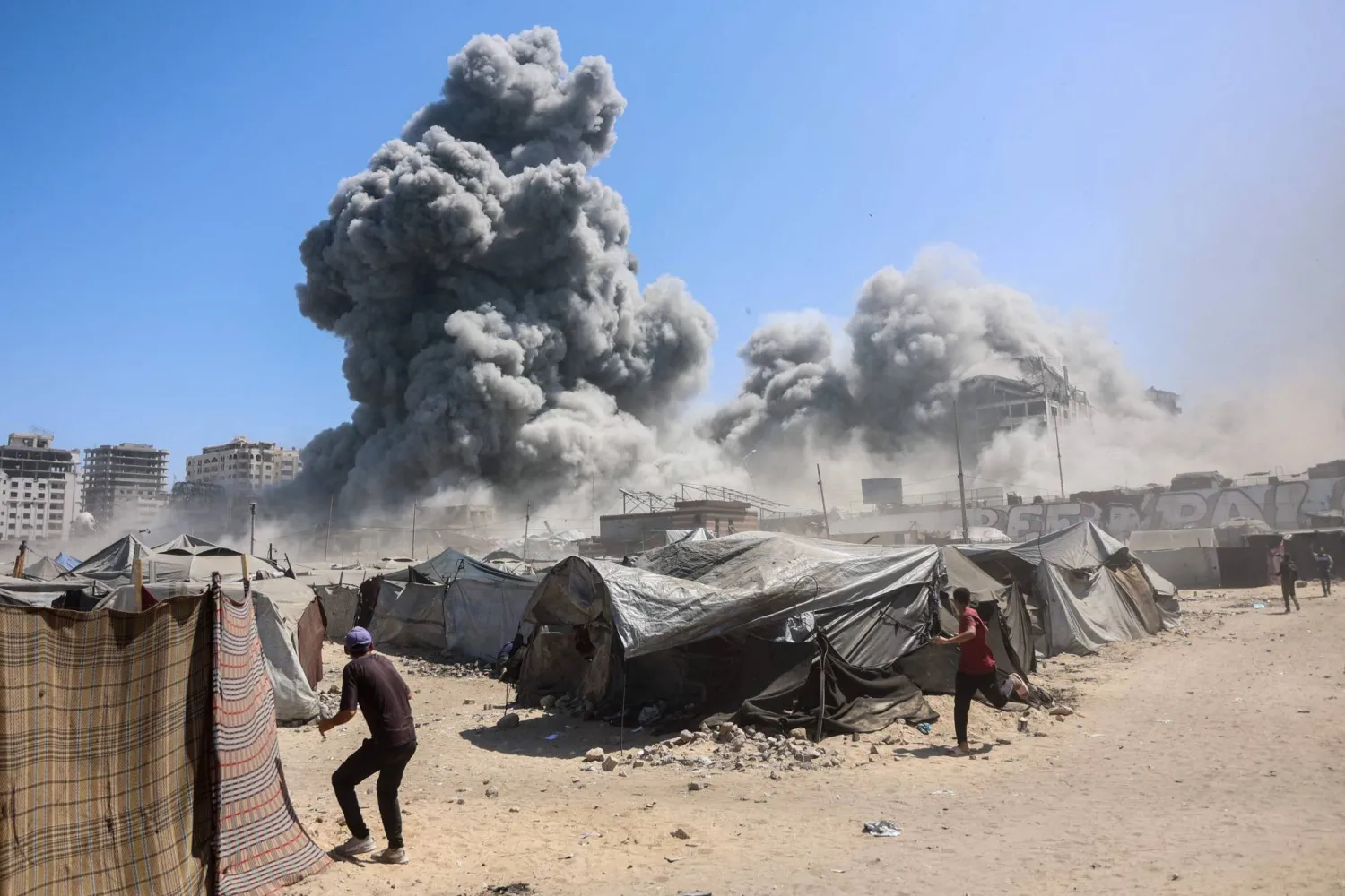 تصاعد الدخان في مدينة غزة من جراء قصف إسرائيلي (أ.ف.ب)