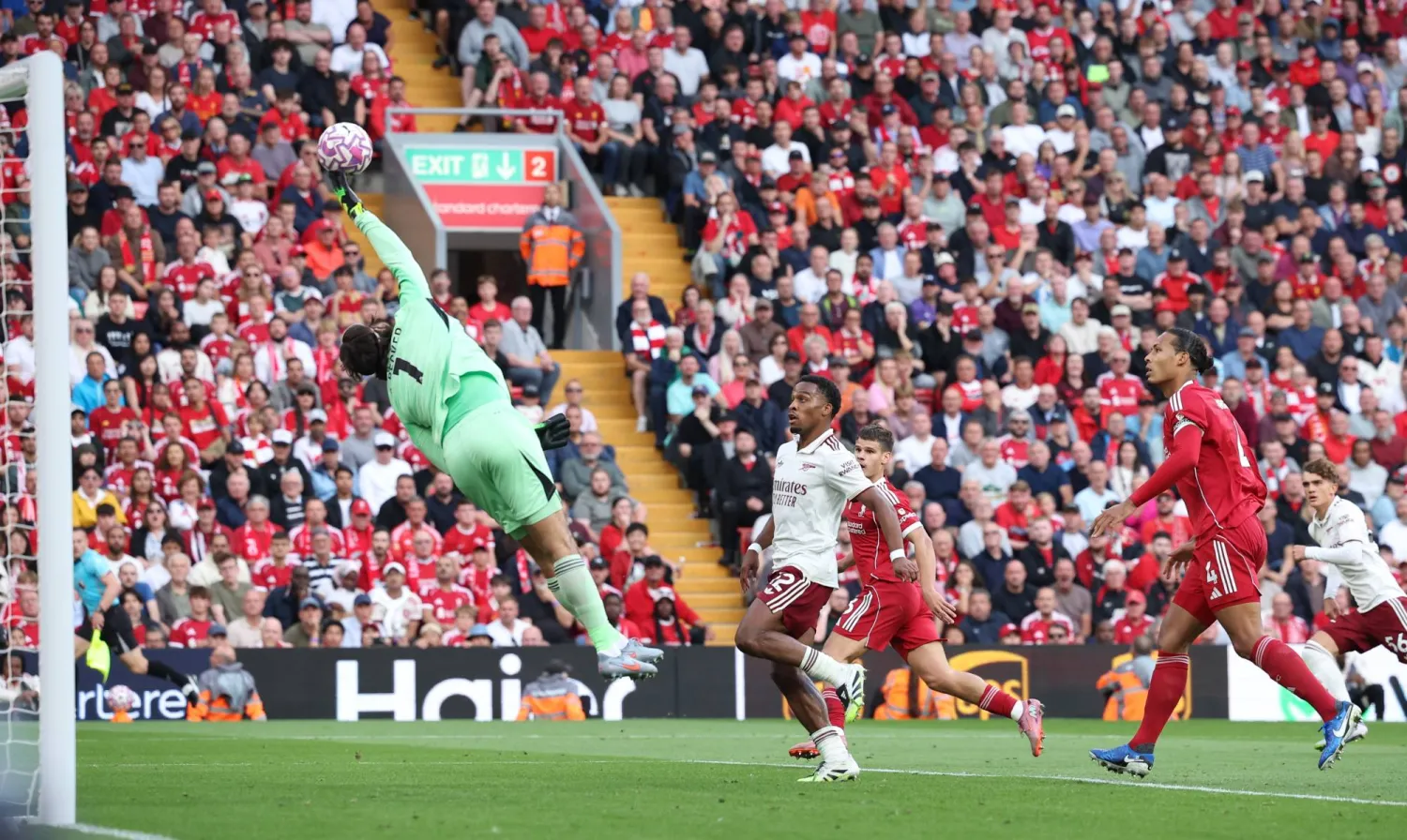 هجمة لآرسنال من هجماته القليلة على مرمى ليفربول قبل أن يلجأ للأسلوب الدفاعي (إ.ب.أ)