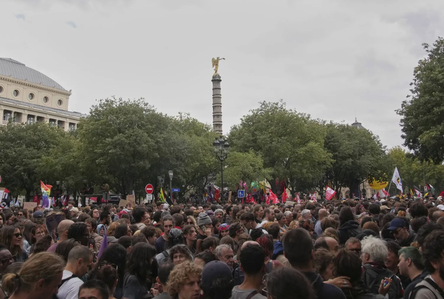 تجمع رئيسي في ساحة «لا ريبوبليك» وسط باريس الأربعاء في إطار الحراك الاحتجاجي (أ.ب)