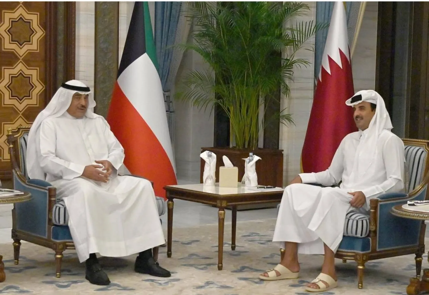 الشيخ تميم بن حمد لدى استقباله الشيخ صباح الخالد في قصر لوسيل الأربعاء (كونا)