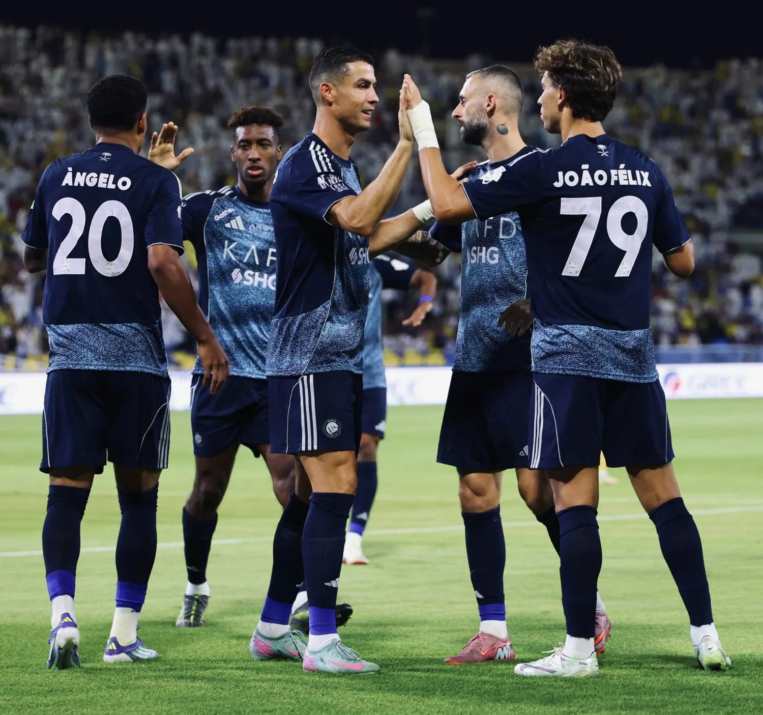 رونالدو وفيليكس يحتفلان بخماسية النصر(نادي النصر)