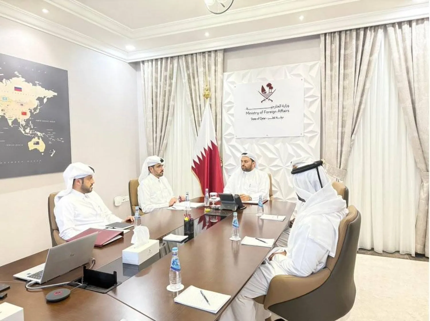 جانب من اجتماع الفريق المشكل لمتابعة الإجراءات القانونية بشأن الاعتداء الإسرائيلي على قطر (قنا)