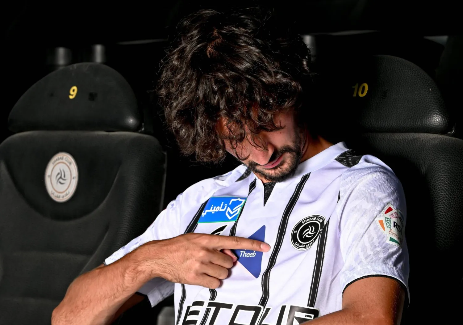 ياسين عدلي يظهر بقميص الشباب بعد توقيع العقد (نادي الشباب)