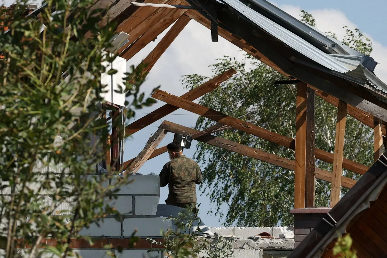 Polonya askeri, 10 Eylül 2025 tarihinde Polonya'nın Lublin şhrinde bir İHA’nın düşmesi sonucu hasar gören evi inceliyor (Reuters).