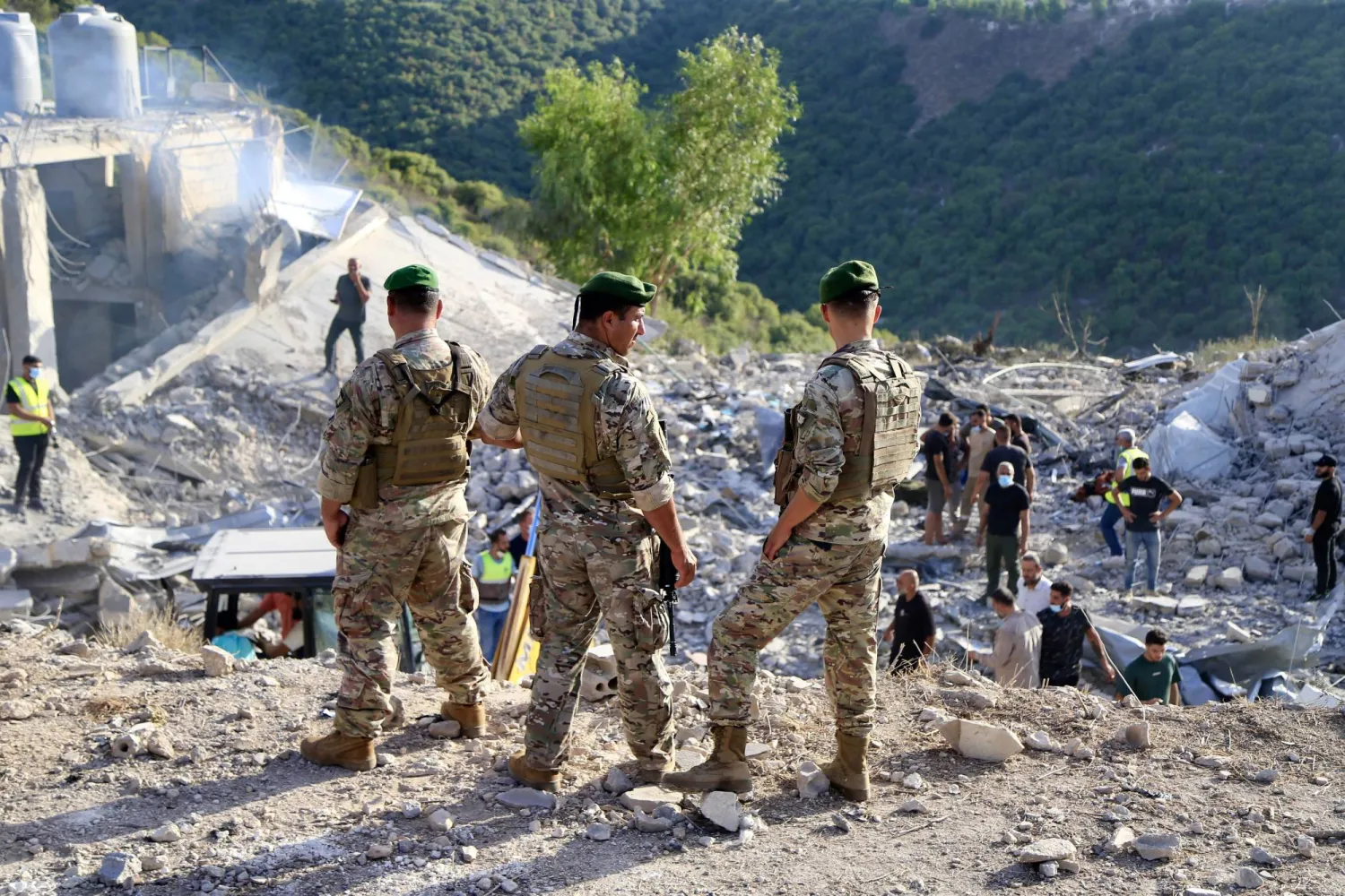 عناصر في الجيش اللبناني في موقع استهداف اسرائيلي في بلدة الخرايب بجنوب لبنان الاسبوع الماضي (إ.ب.أ)