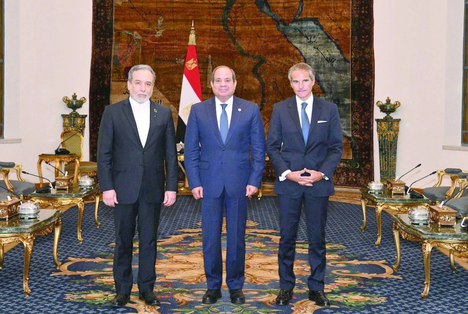 الرئيس المصري عبد الفتاح السيسي يتوسط وزير الخارجية الإيراني ومدير الوكالة الدولية للطاقة الذرية (الرئاسة المصرية)