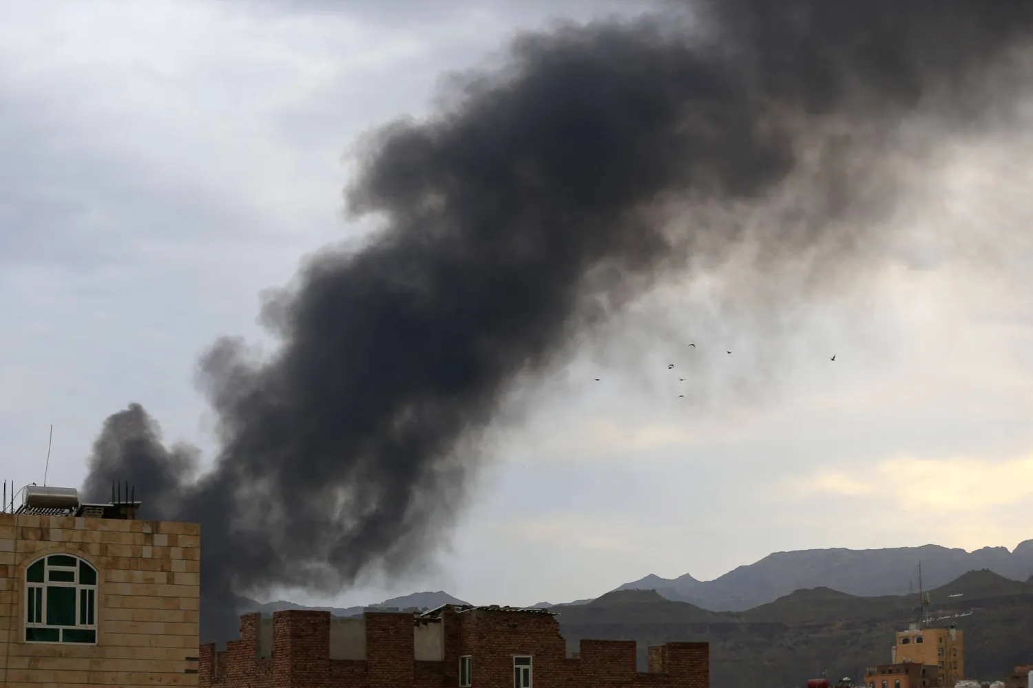 تصاعد الدخان بعد غارات إسرائيلية على العاصمة اليمنية صنعاء (أ.ف.ب)