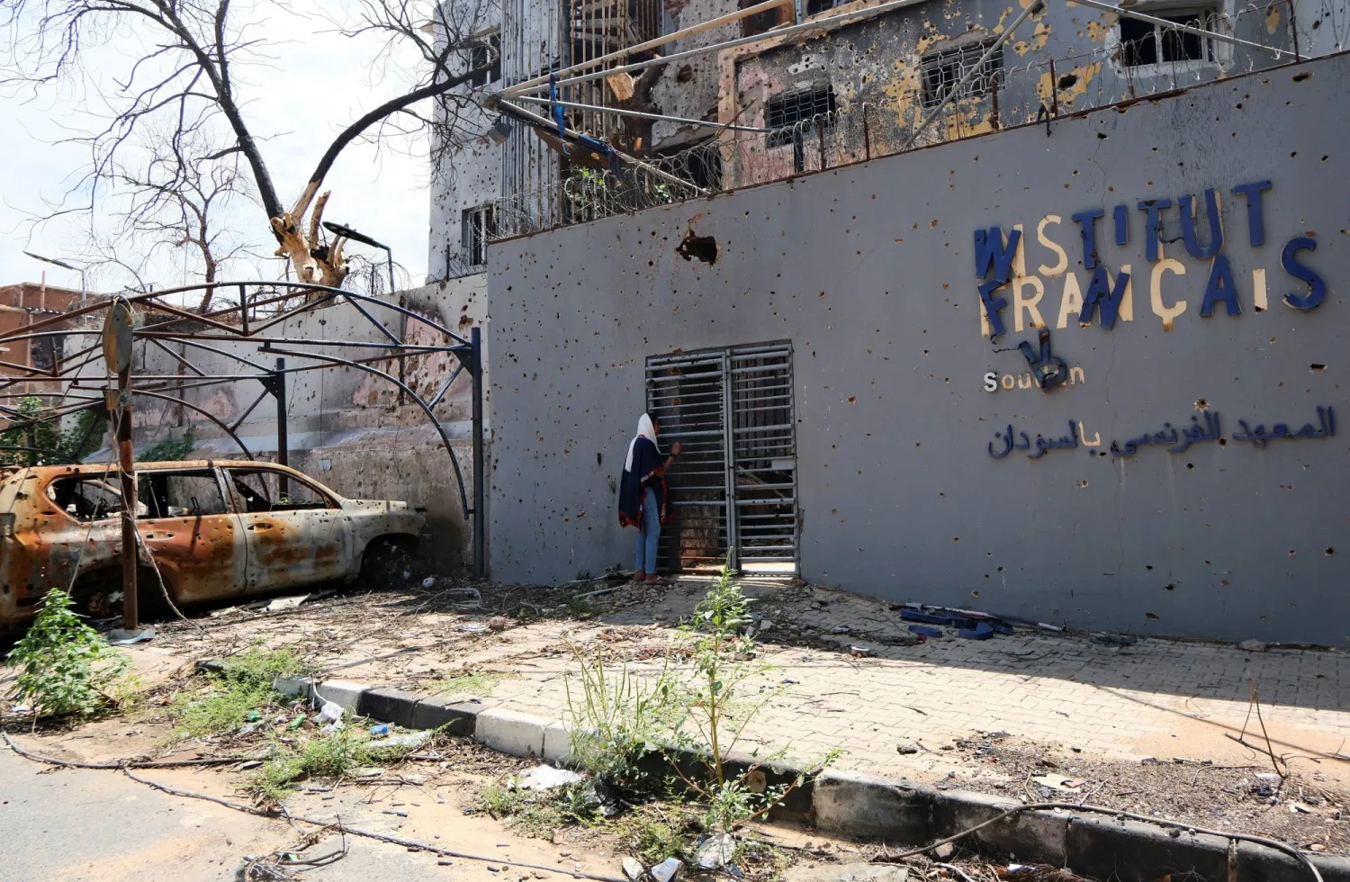 الدمار يظهر داخل المركز الثقافي الفرنسي في الخرطوم بالسودان (رويترز)