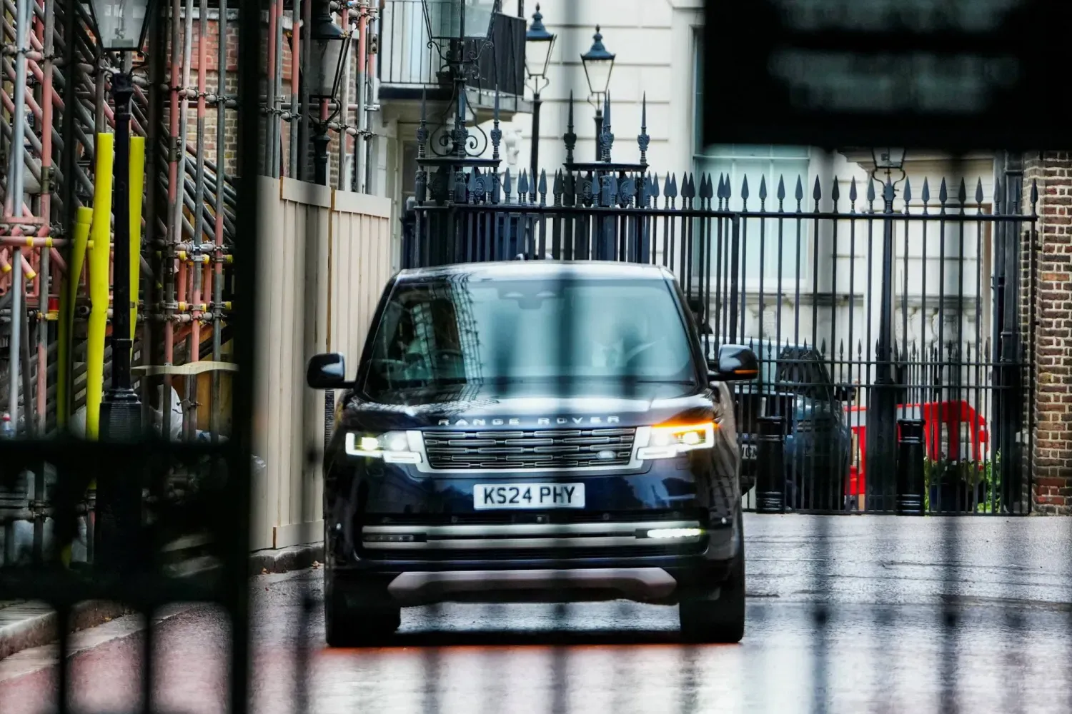  Prens Harry'nin arabası, Kral Charles'ın Londra'daki resmi konutu Clarence House'a ulaştı. (Reuters)