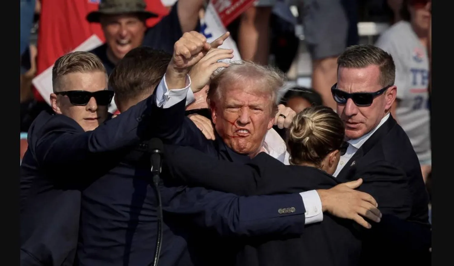 المرشح الجمهوري للرئاسة آنذاك دونالد ترمب يتلقى مساعدة من جهاز الخدمة السرية بعد إطلاق نار خلال تجمع انتخابي في بتلر بولاية بنسلفانيا عام 2024 (رويترز)