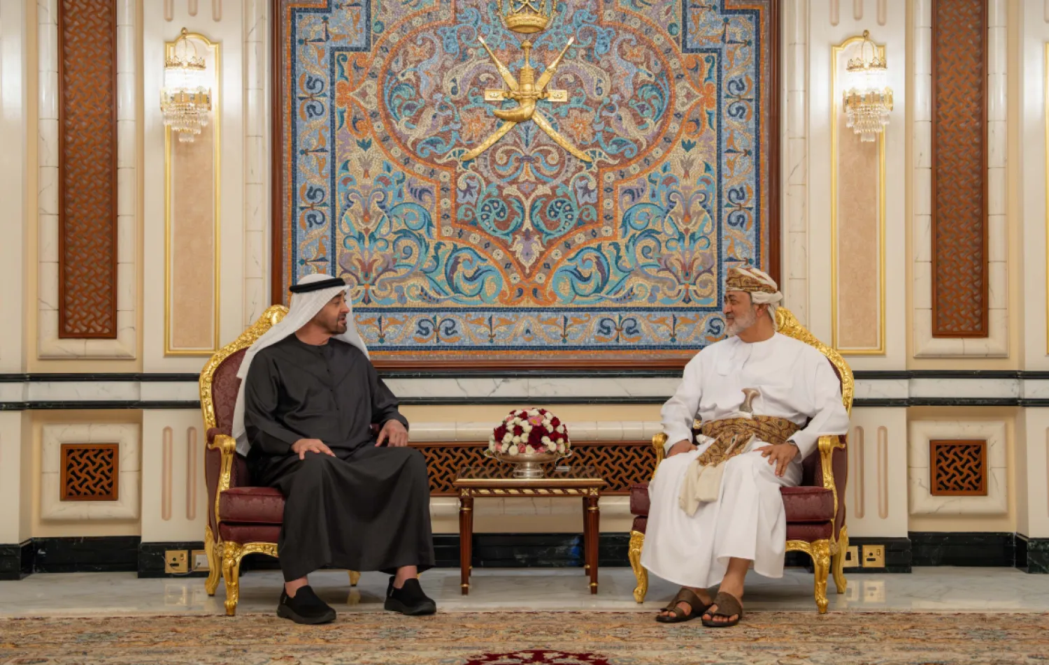 السلطان هيثم بن طارق والشيخ محمد بن زايد استعرضا عدداً من الموضوعات المشتركة (العمانية)