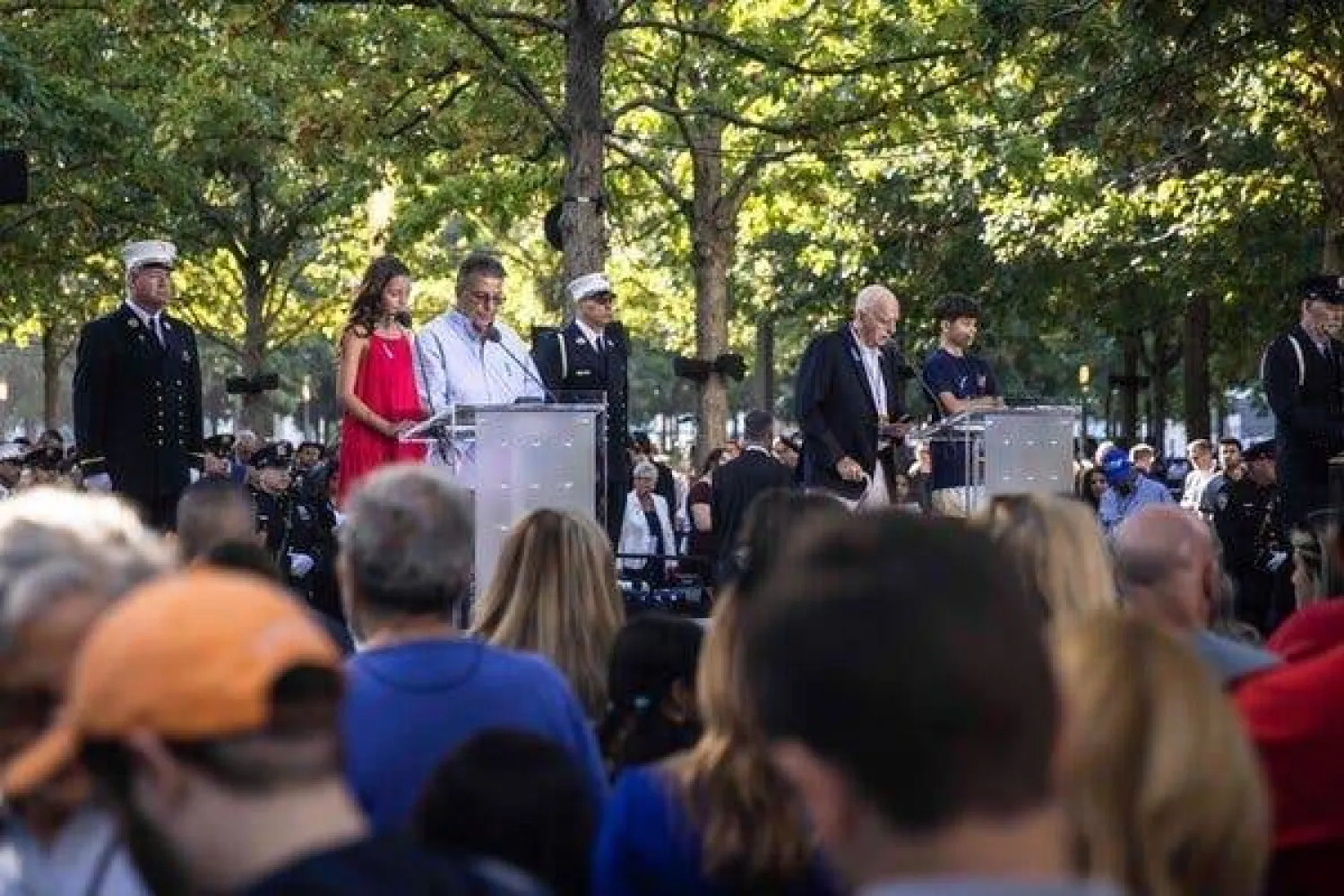 كايلي كوريجان تتحدث بالقرب من والدها بريندان كوريجان رئيس كتيبة في إدارة الإطفاء في نيويورك العام الماضي (نيويورك تايمز)