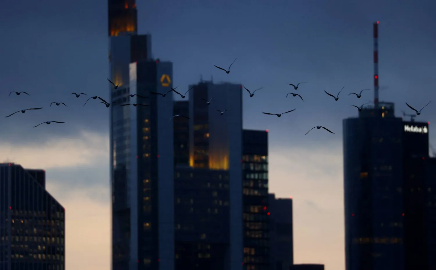 أفق فرنكفورت مع مبانيها الإدارية ومنطقة البنوك عند غروب الشمس في ألمانيا (رويترز)