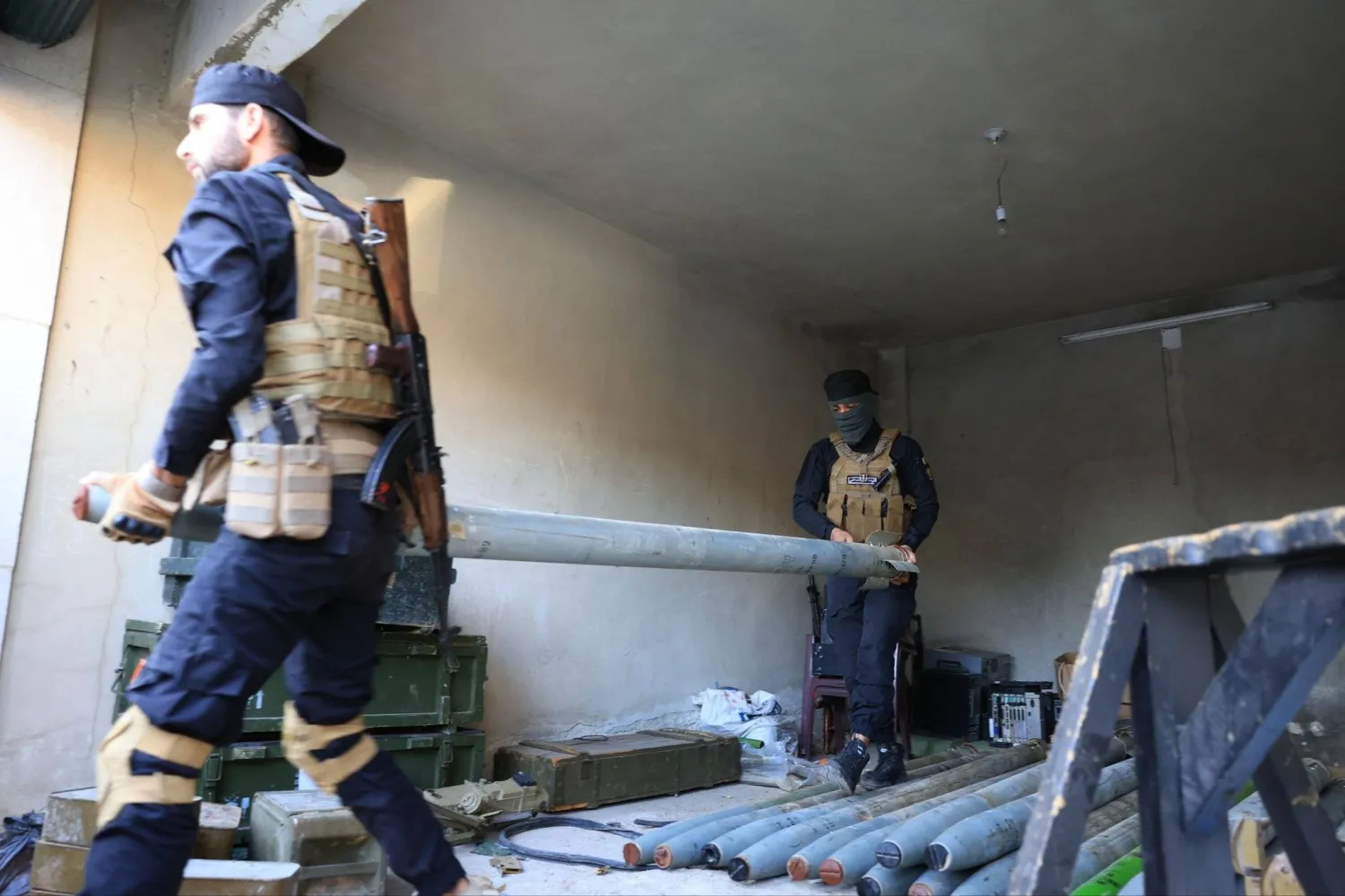 أسلحة وذخائر ضبطتها قيادة الأمن الداخلي بالتعاون مع جهاز الاستخبارات العامة خلال العملية الأمنية في بلدتي سعسع وكناكر بريف دمشق الغربي (وزارة الداخلية السورية)