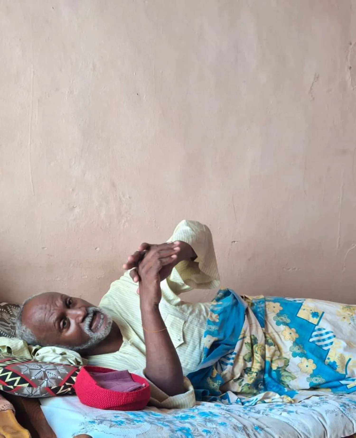 عبد الرشيد طه يغالب الحمى في أحد المراكز الصحية بالخرطوم (الشرق الأوسط)