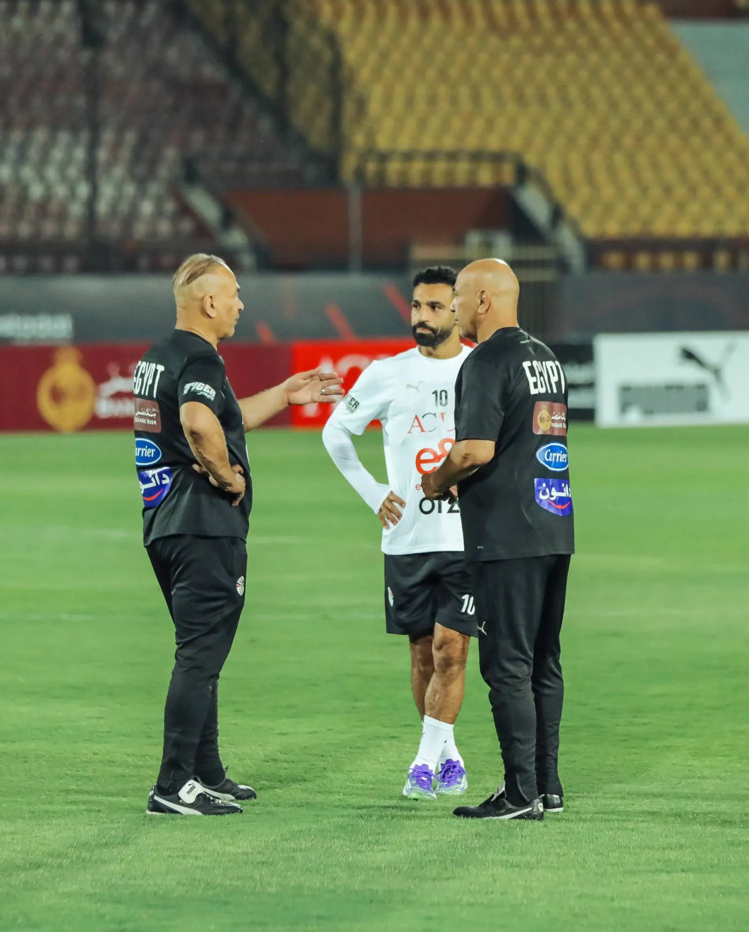 إبراهيم حسن وشقيقه المدرب حسام يتحدثان مع محمد صلاح (الاتحاد المصري)