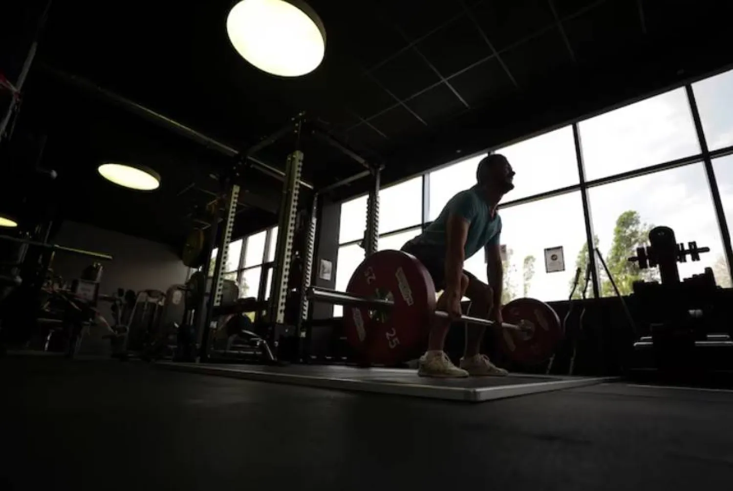 تمارين القوة مثل رفع الأثقال تُعد من أكثر الوسائل فاعلية لرفع مستويات التستوستيرون (أرشيفية-رويترز)