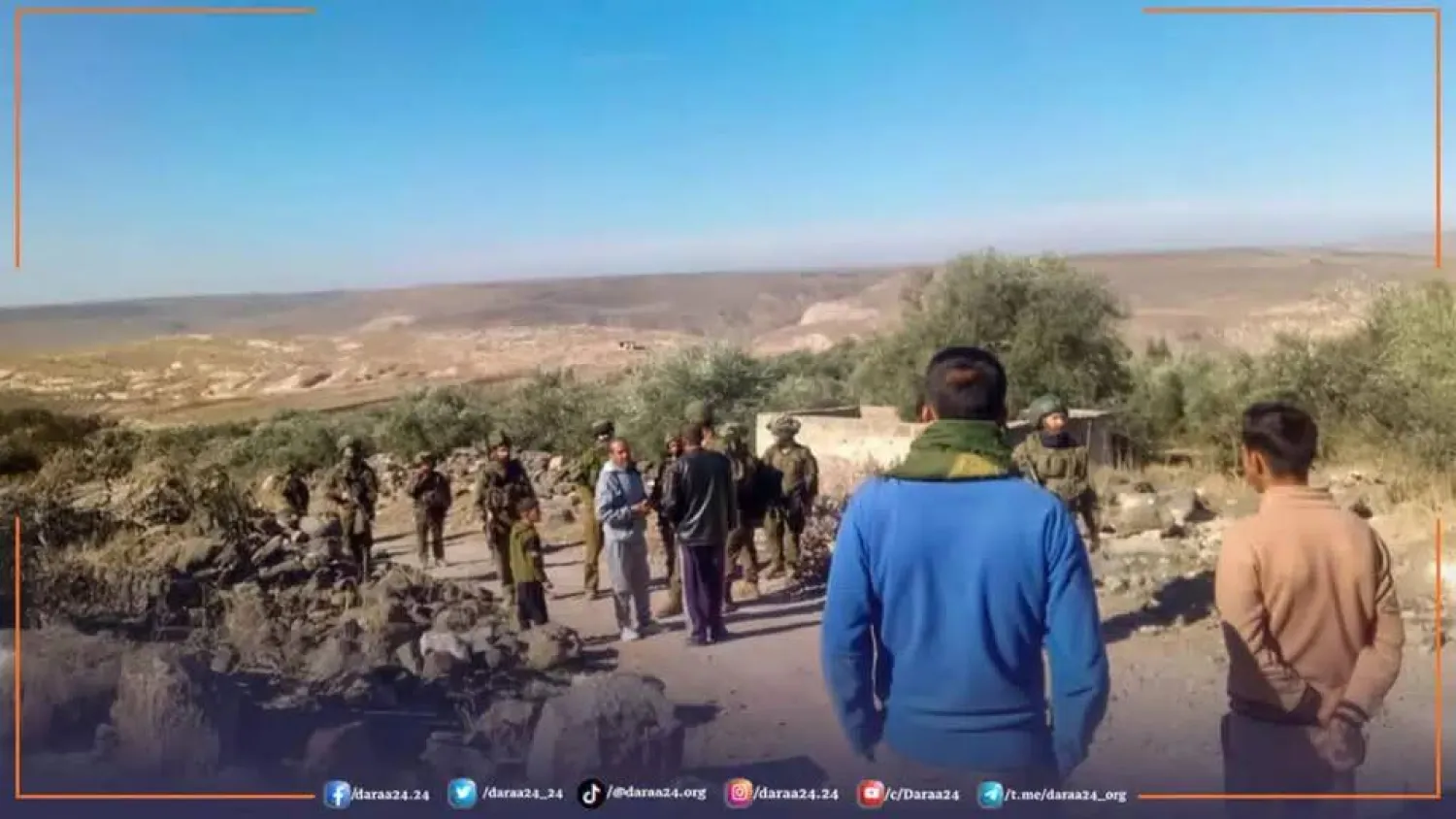 عند أطراف قرية عابدين بمنطقة حوض اليرموك في الريف الغربي من درعا منع الأهالي في 16 ديسمبر 2024 دخول الجنود الإسرائيليين إلى القرية (درعا24)