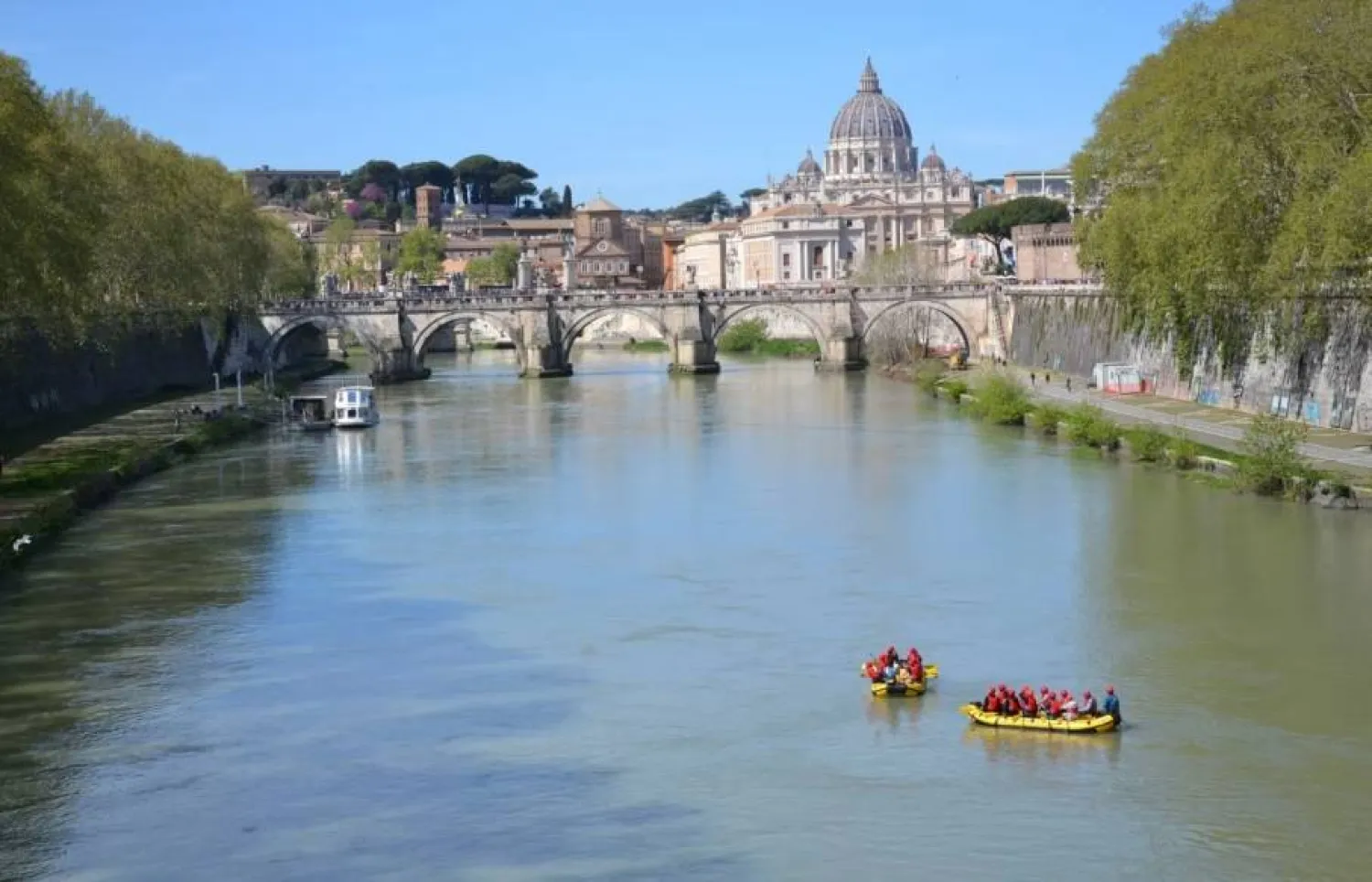 أشخاص يتجولون في نهر التيبر (أ.ف.ب)