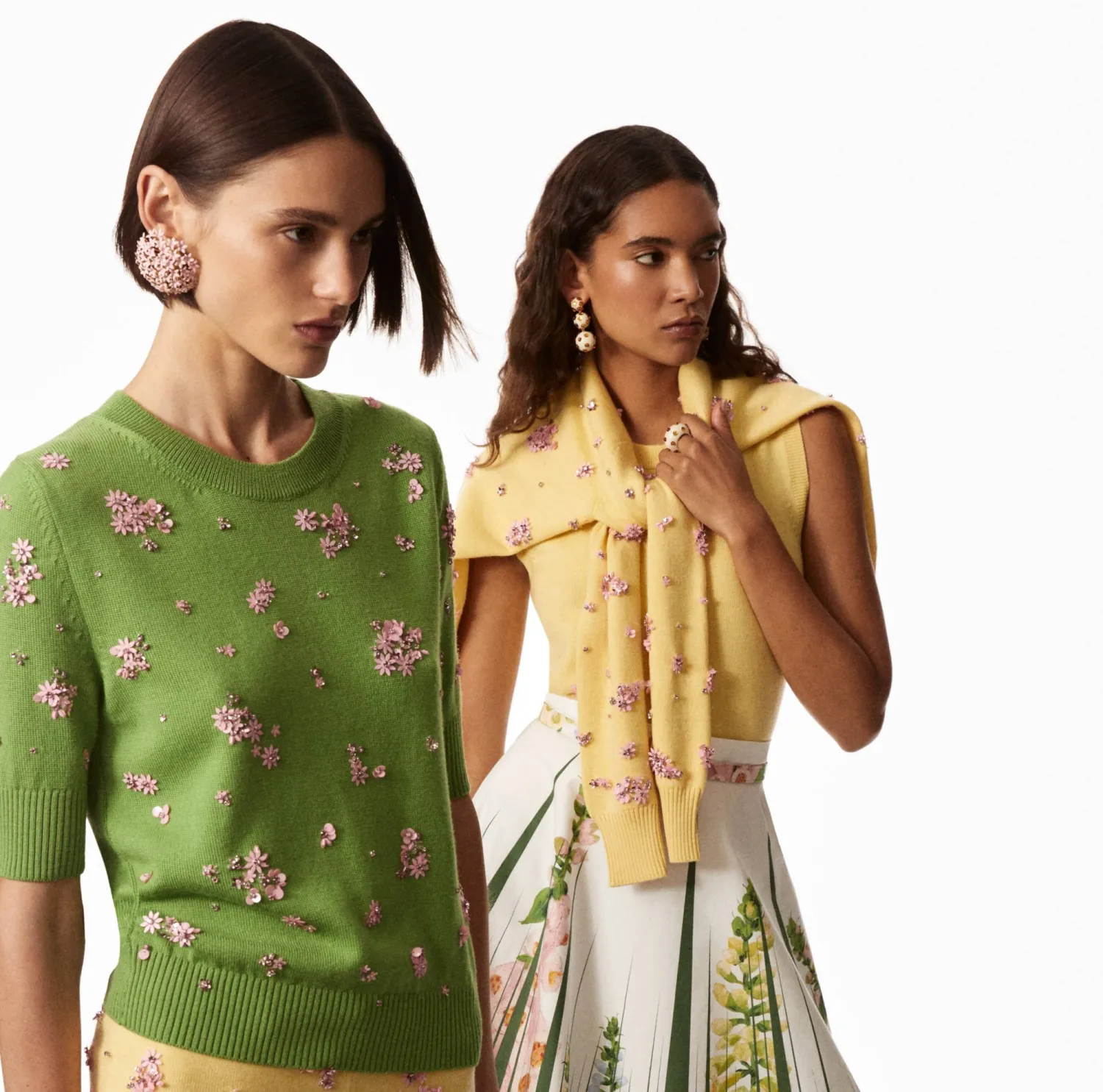 من اقتراحات دار «أوسكار دي لارونتا» ألوان ربيعية وتطريزات تخرج المرأة من أجواء الخريف الداكنة (أوسكار دي لارونتا)