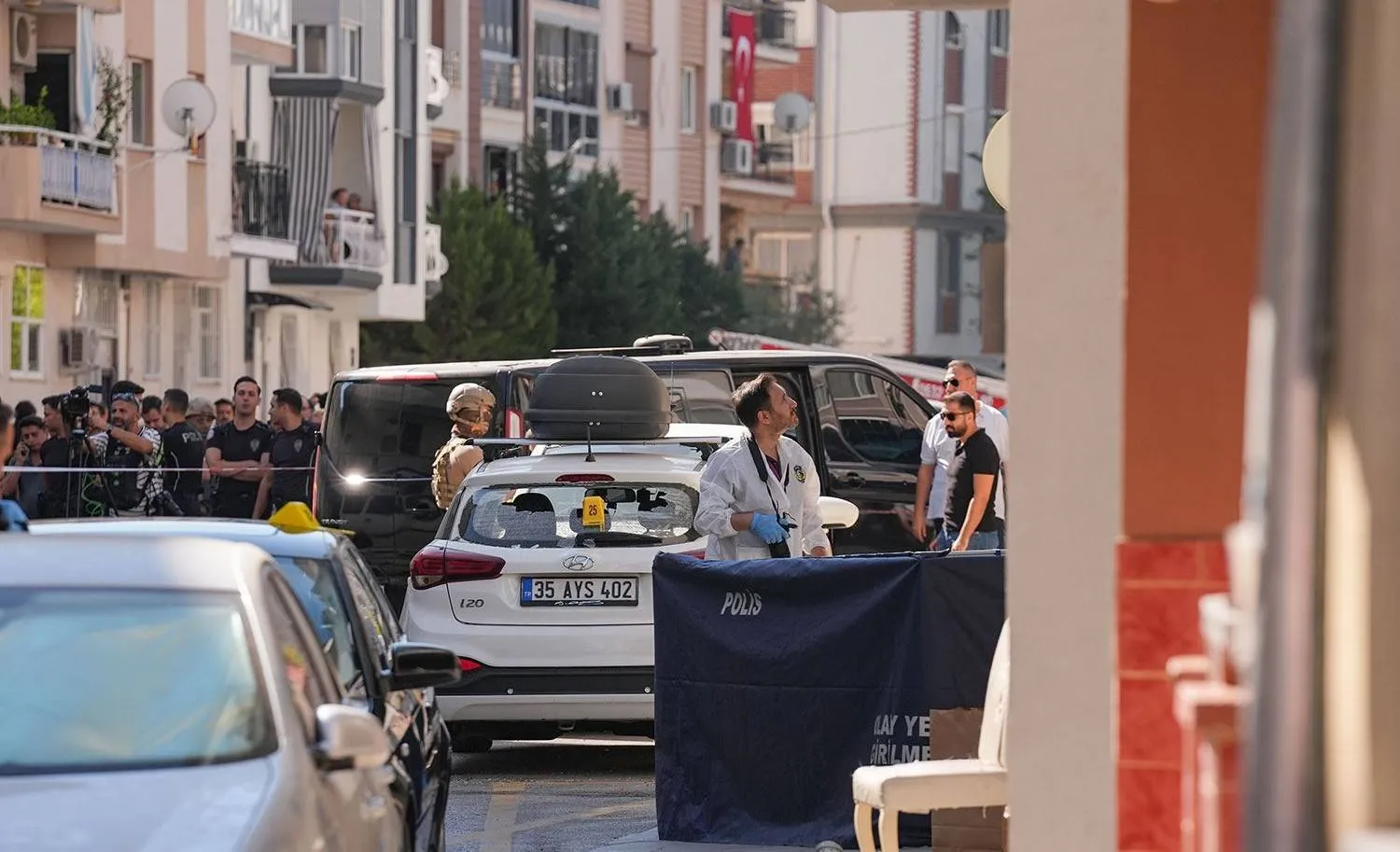 فرق التحقيق أثناء عملها بموقع الهجوم على مركز شرطة في إزمير (إعلام تركي)