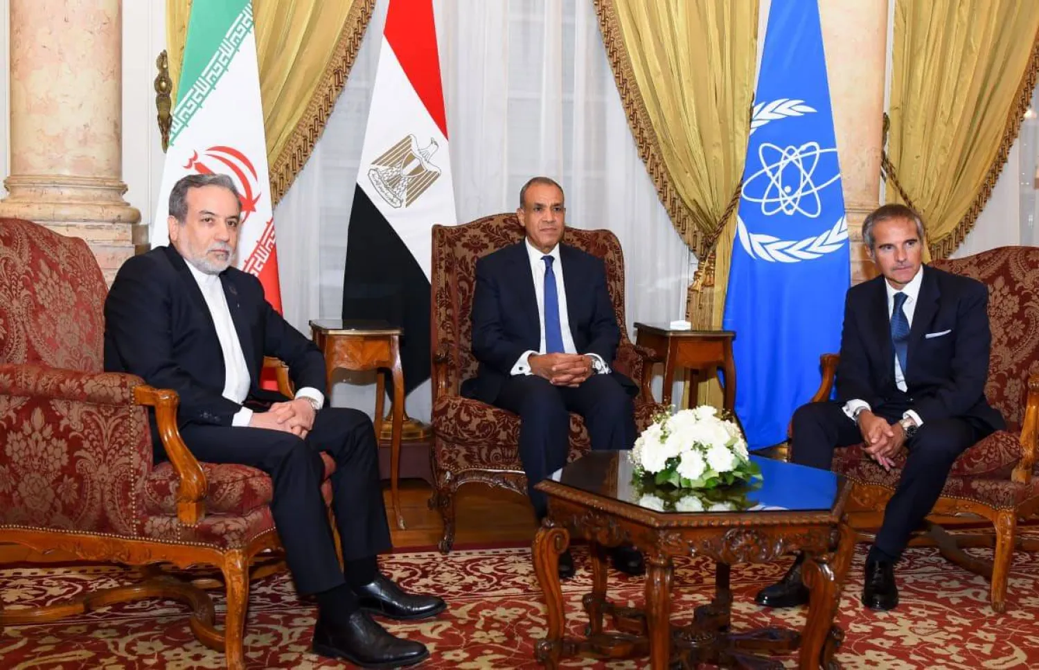 وزير الخارجية المصري بدر عبد العاطي يتوسط وزير الخارجية الإيراني عباس عراقجي ومدير الوكالة الدولية للطاقة الذرية غروسي (الخارجية المصرية)