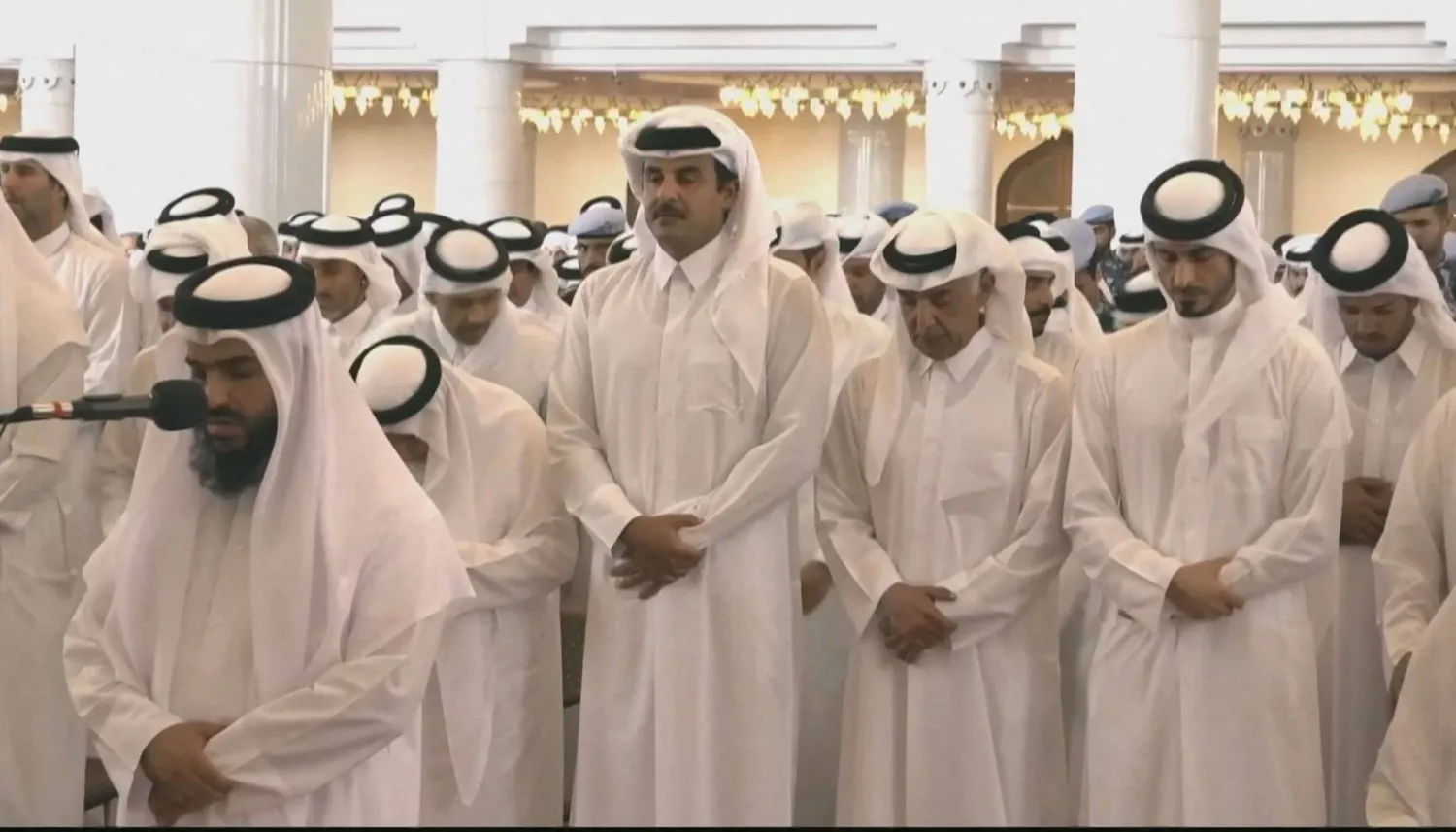 أمير قطر الشيخ تميم بن حمد آل ثاني يشارك الخميس في صلاة الجنازة على ضحايا الهجوم الإسرائيلي على الدوحة (رويترز)