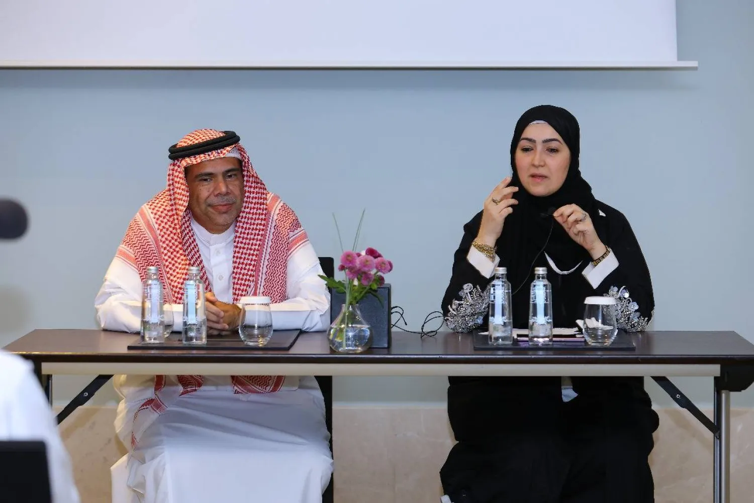  السيدة أناهيد الخياري والدة طفلة مصابة بالمرض  مع د. محمد الهندي