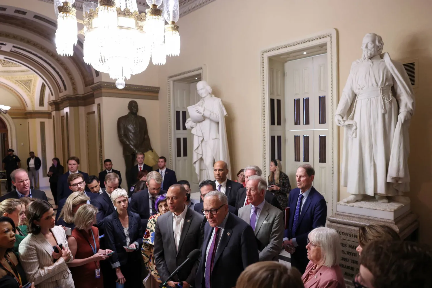 حاكم جفريز زعيم الأقلية في مجلس النواب الأميركي وتشاك شومر زعيم الأقلية في مجلس الشيوخ الأميركي بمبنى الكابيتول في واشنطن العاصمة يتحدثان إلى الصحافييين الخميس (رويترز)