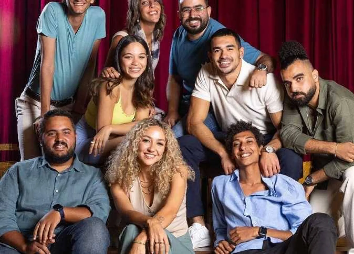 المخرجة زينة عبد الباقي تتوسط أبطال فيلمها «مين يصدق» (الشركة المنتجة)
