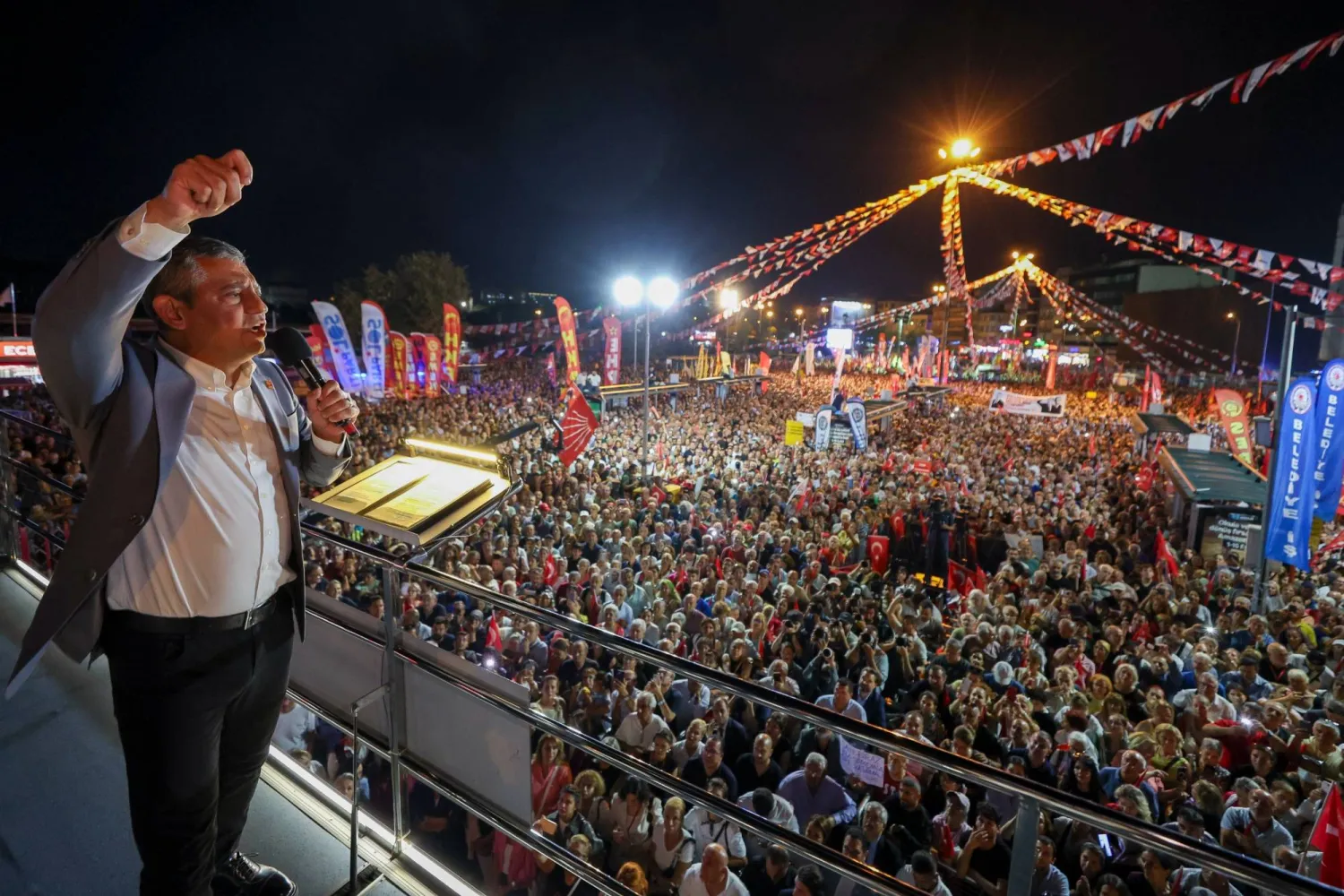 رئيس «حزب الشعب الجمهوري» أوزغور أوزيل متحدثاً أمام آلاف من أنصار حزبه في إسطنبول ليل الأربعاء - الخميس (حساب الحزب في «إكس»)