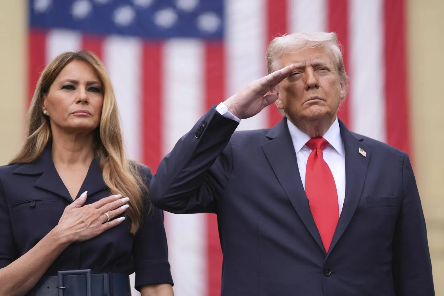 الرئيس الأميركي دونالد ترمب وعقيلته أثناء مشاركتهما في احتفال ذكرى 11 سبتمبر (أ.ب)