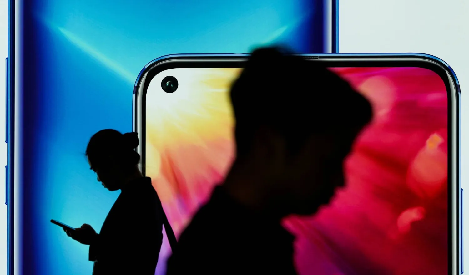 الشباب الذين حصلوا على أول هاتف ذكي لهم في سن الثانية عشرة أو أقل نالوا درجات أقل في مقياس الصحة العقلية (رويترز)