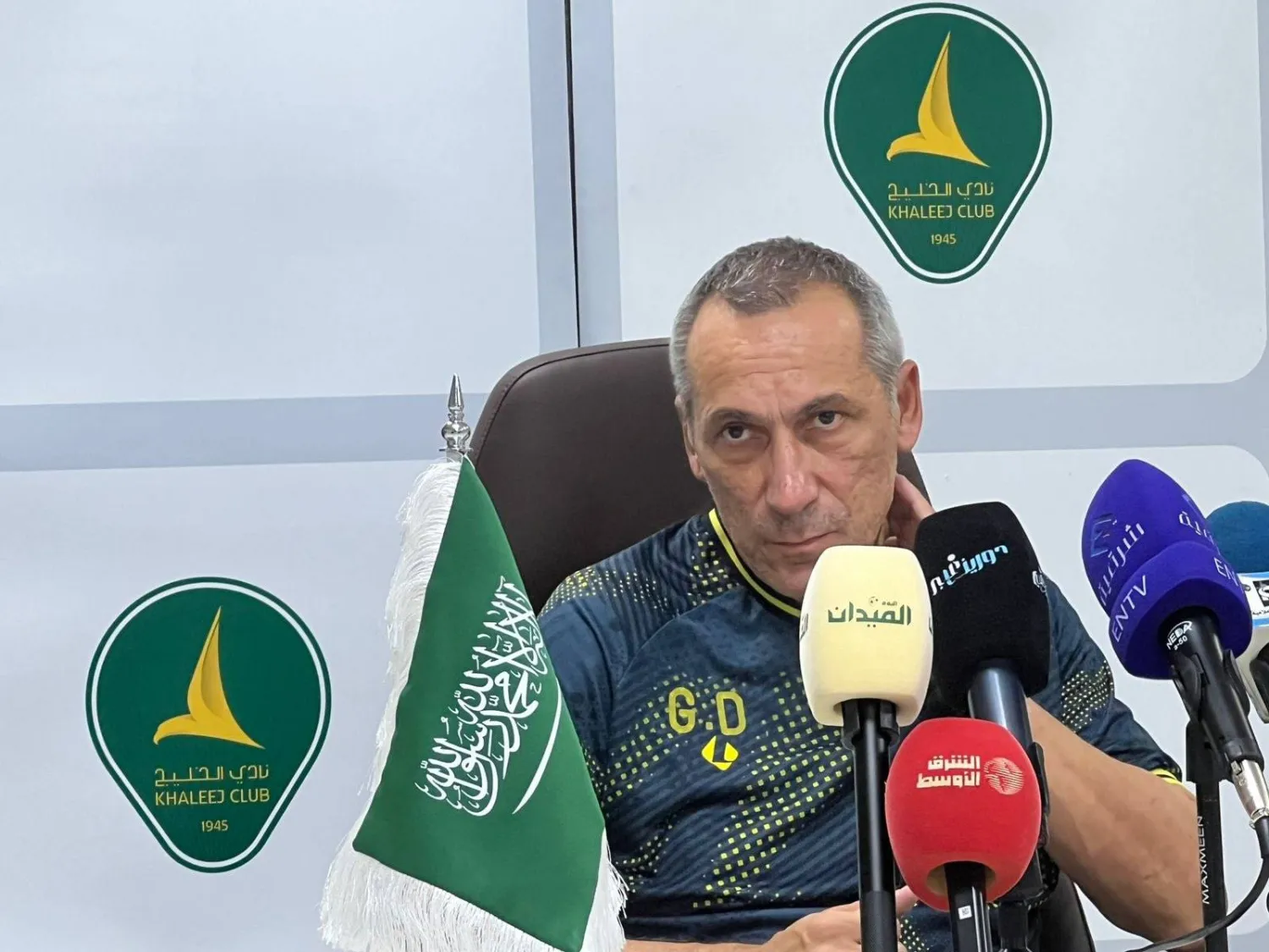 دونيس خلال المؤتمر الصحافي (الشرق الأوسط)