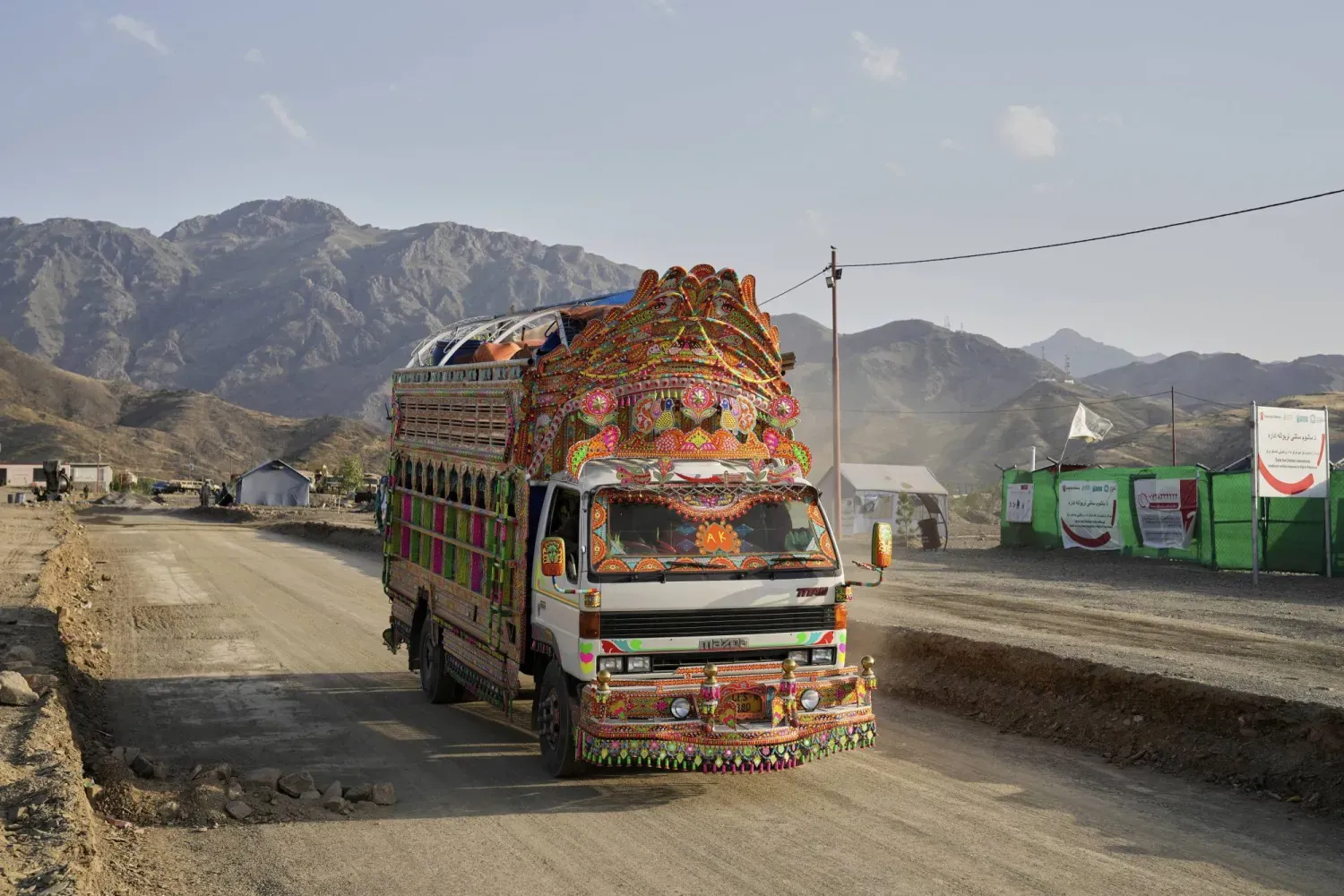 Afganistan'a dönen Afgan mültecileri taşıyan bir Pakistan kamyonu, (Arşiv-AP)