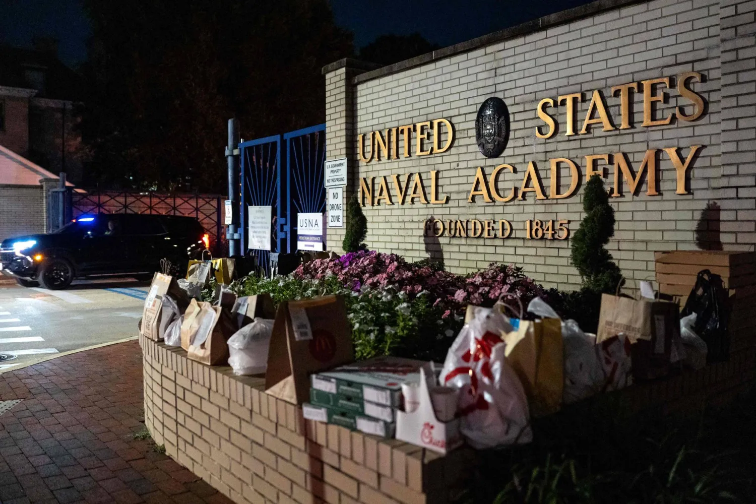 طلبات طعام عند مدخل بوابة الأكاديمية البحرية الأميركية في ماريلاند بعد إغلاقها (ا.ف.ب)