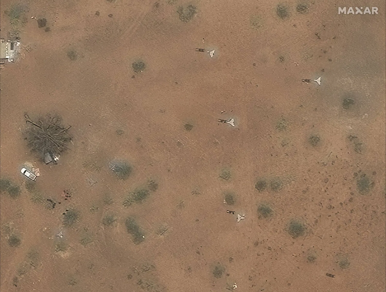 صورة من الأقمار الاصطناعية، تظهر طائرات مسيّرة «انتحارية» بعيدة المدى ومعدات إطلاقها شمال مطار نيالا بالسودان، 6 مايو 2025 (رويترز)