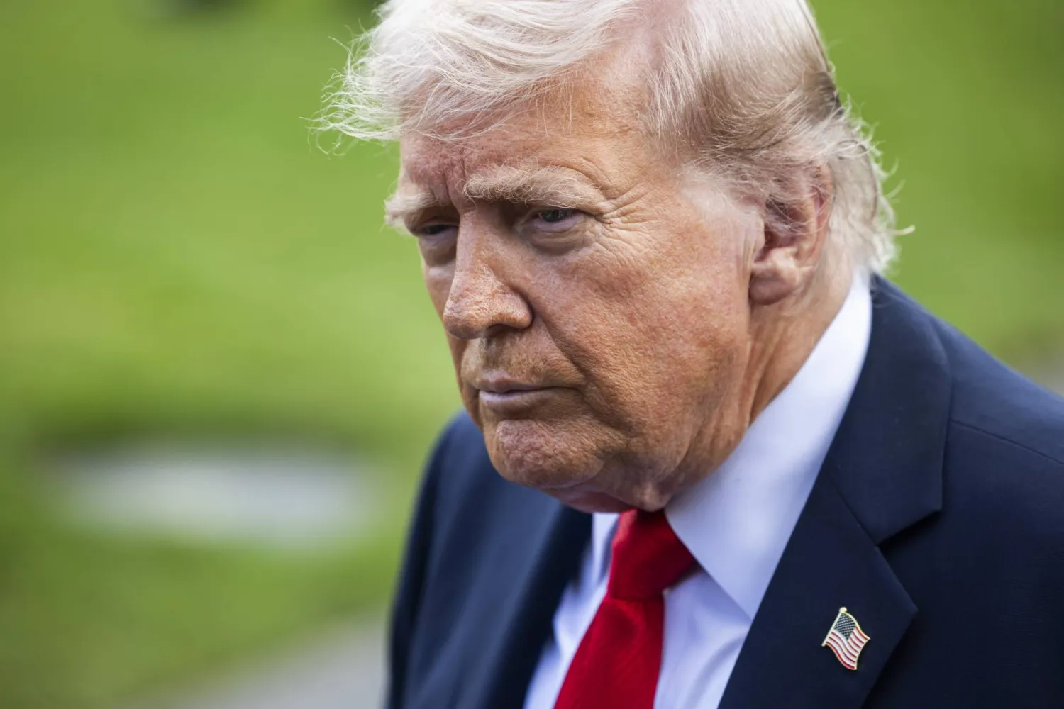 الرئيس الأميركي دونالد ترمب يتحدث إلى الصحافيين عن مقتل الناشط اليميني تشارلي كيرك أثناء مغادرته البيت الأبيض متوجهاً إلى مدينة نيويورك... 11 سبتمبر 2025 (إ.ب.أ)