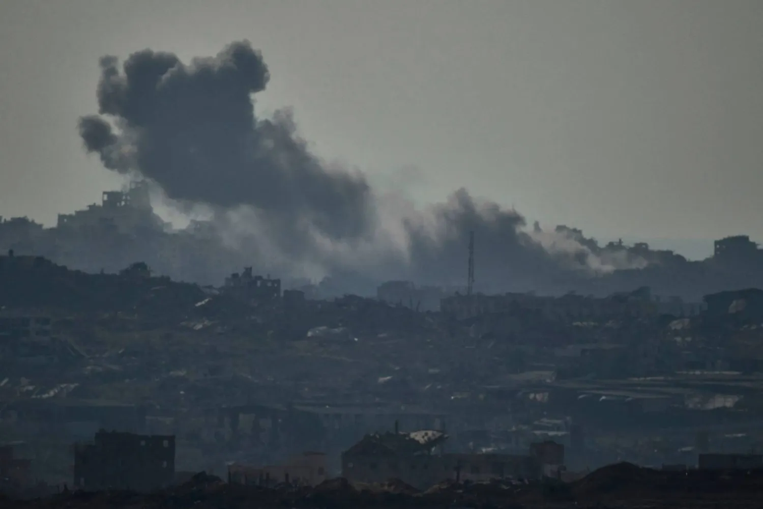 دخان يتصاعد في أعقاب غارة إسرائيلية على قطاع غزة، كما شوهد من جنوب إسرائيل، 11 سبتمبر 2025 (أ.ب)