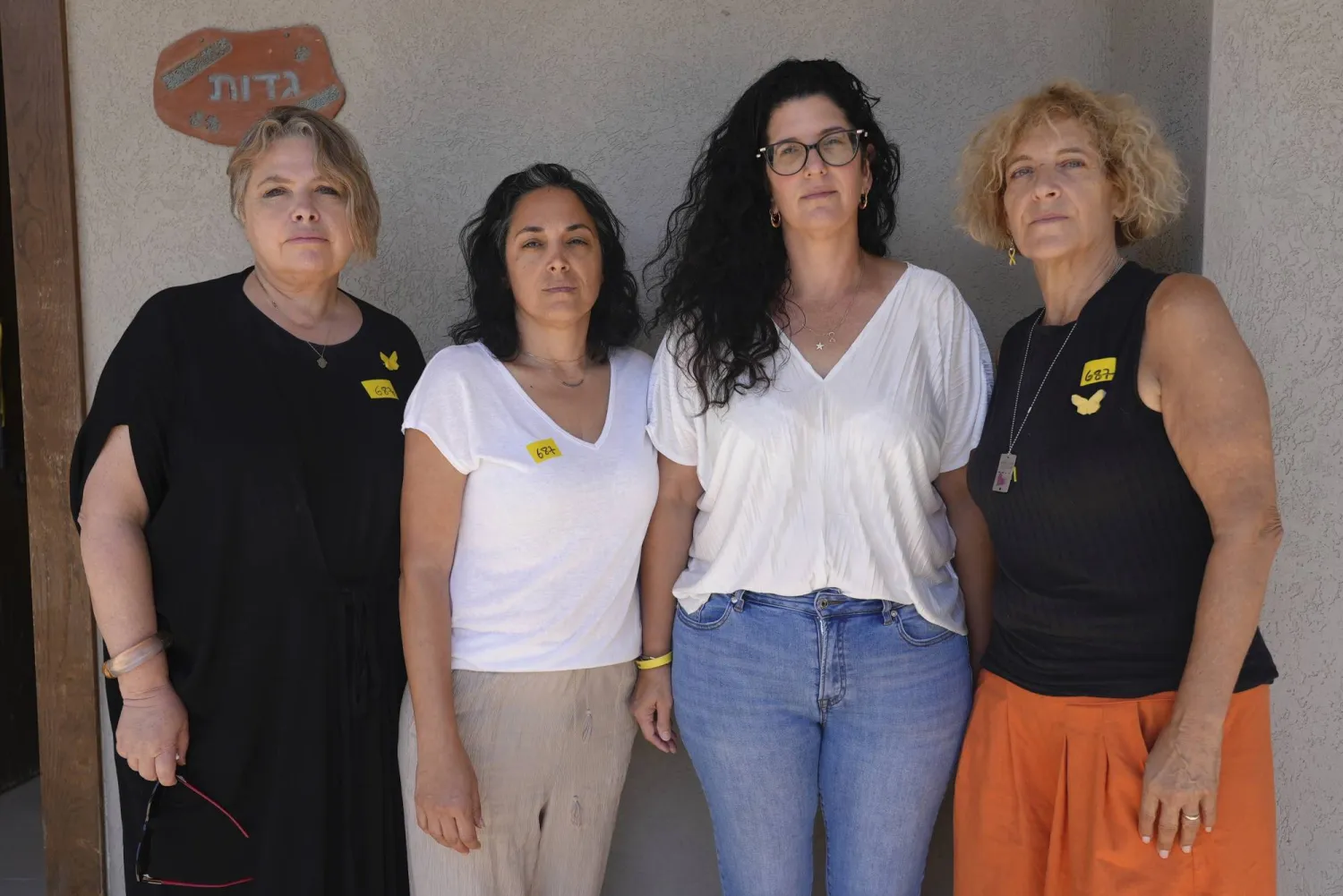 من اليسار: نوريت فيلسنتال-برغر، بات إيل، يفعات غادوت، باولا كوش، أمهات جنود قاتلوا في غزة، يقفن لالتقاط صورة أمام منزل في تل شاهار، وسط إسرائيل، 23 أغسطس 2025 (أ.ب)