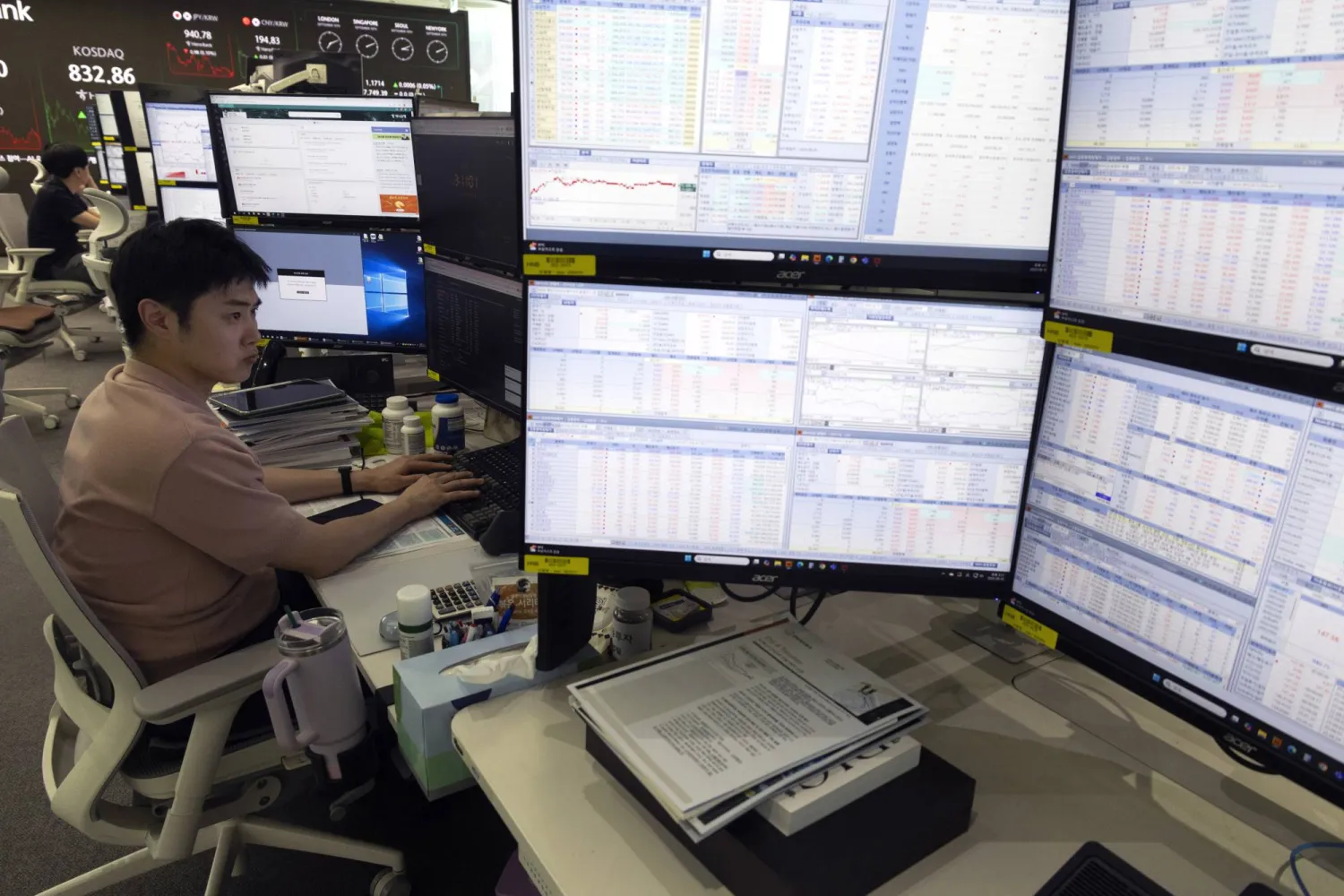 متداول يعمل أمام شاشات في بنك «هانا» في سيول (إ.ب.أ)