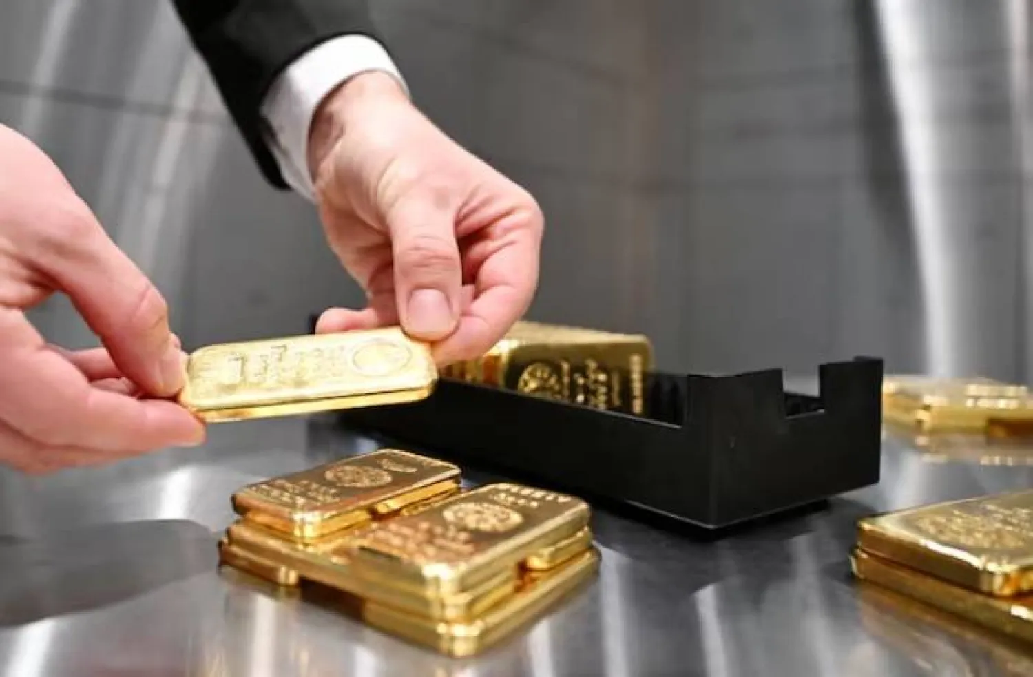 سبائك ذهب مكدّسة داخل غرفة صناديق الإيداع الآمن في دار الذهب «برو أوروم» في ميونيخ (رويترز)