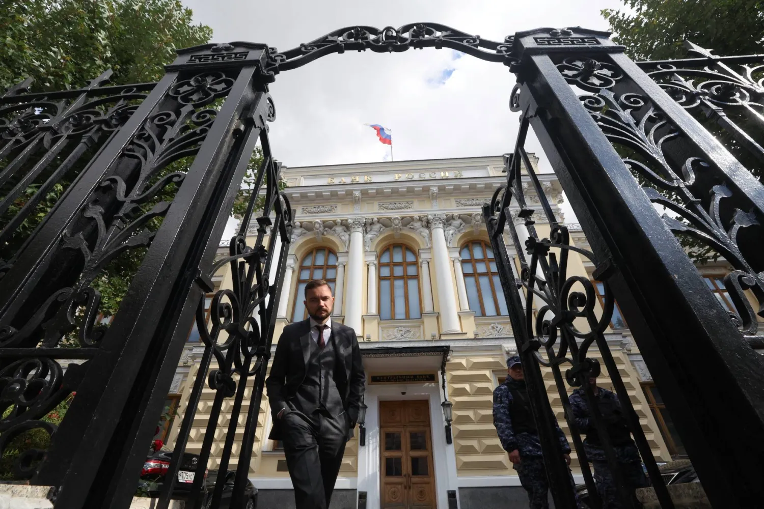 رجل يخرج من مقر البنك المركزي الروسي في العاصمة موسكو (رويترز)