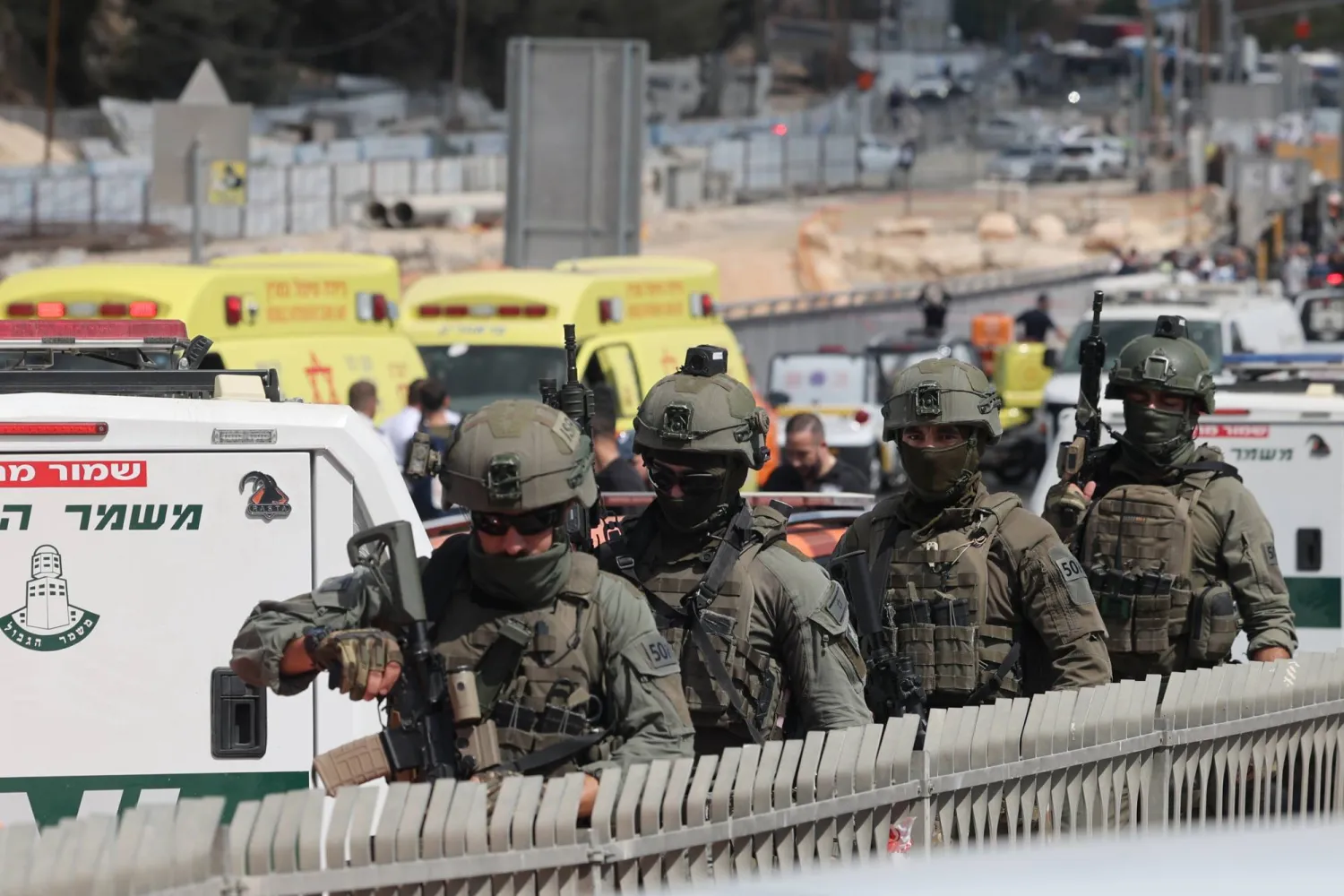 ضباط شرطة إسرائيليون وخدمات طوارئ يعملون في موقع حادث إطلاق النار بالقدس يوم الاثنين (أرشيفية - إ.ب.أ)