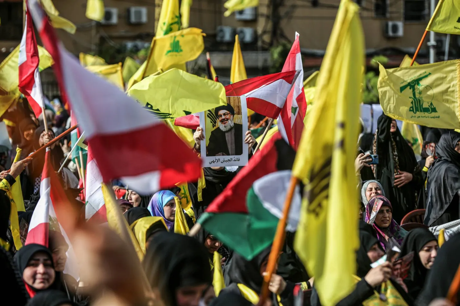 مناصرون لـ«حزب الله» في تحرك سابق بالضاحية الجنوبية لبيروت (أرشيفية - د.ب.أ)