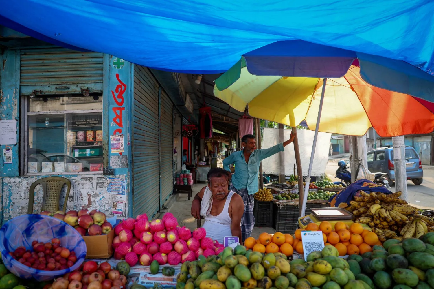 بائع فاكهة في إحدى الأسواق الشعبية بولاية أسام الهندية (رويترز)