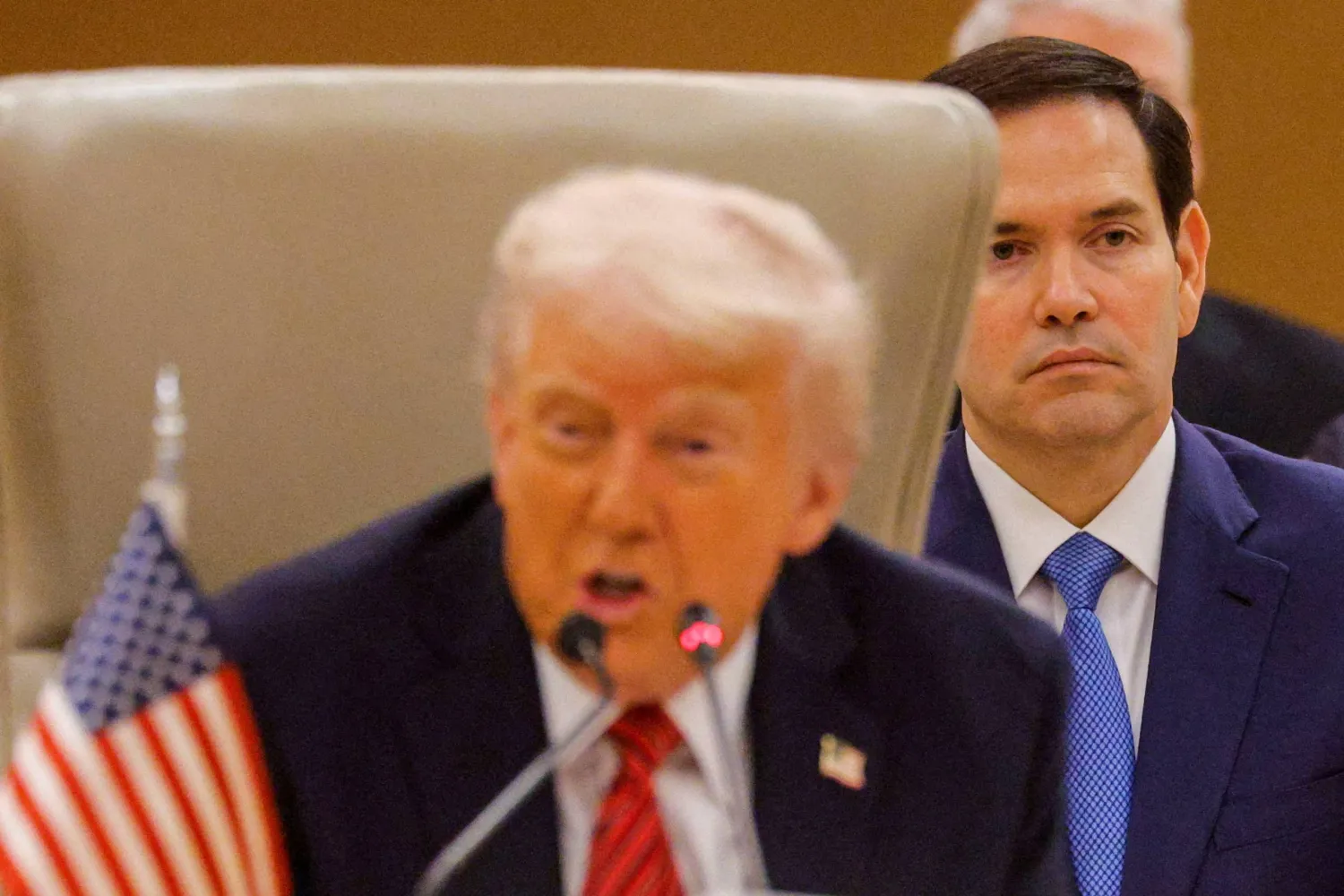 وزير الخارجية الأميركي ماركو روبيو يستمع إلى الرئيس الأميركي دونالد ترمب خلال فعالية في مايو 2025 (رويترز)