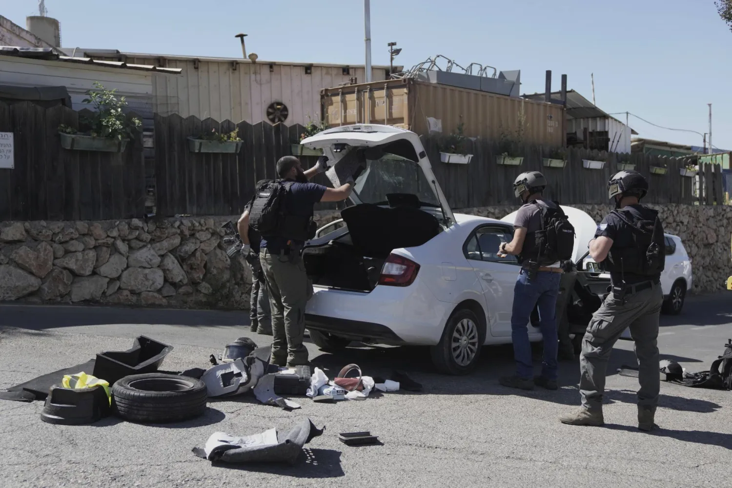 عناصر أمنية إسرائيلية تعمل في محيط موقع عملية الطعن في مستوطنة «تسوفا» بالقدس الجمعة (أ.ب)