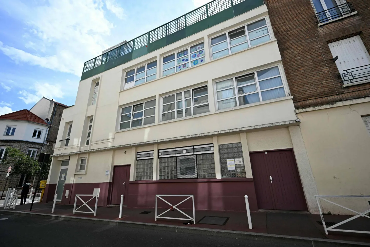 عُثر على رؤوس خنازير أمام عدة مساجد بضواحي باريس بينها مونتروي ومونروج ما أثار غضباً واسعاً ودفع شرطة العاصمة لفتح تحقيق عاجل (أ.ف.ب)